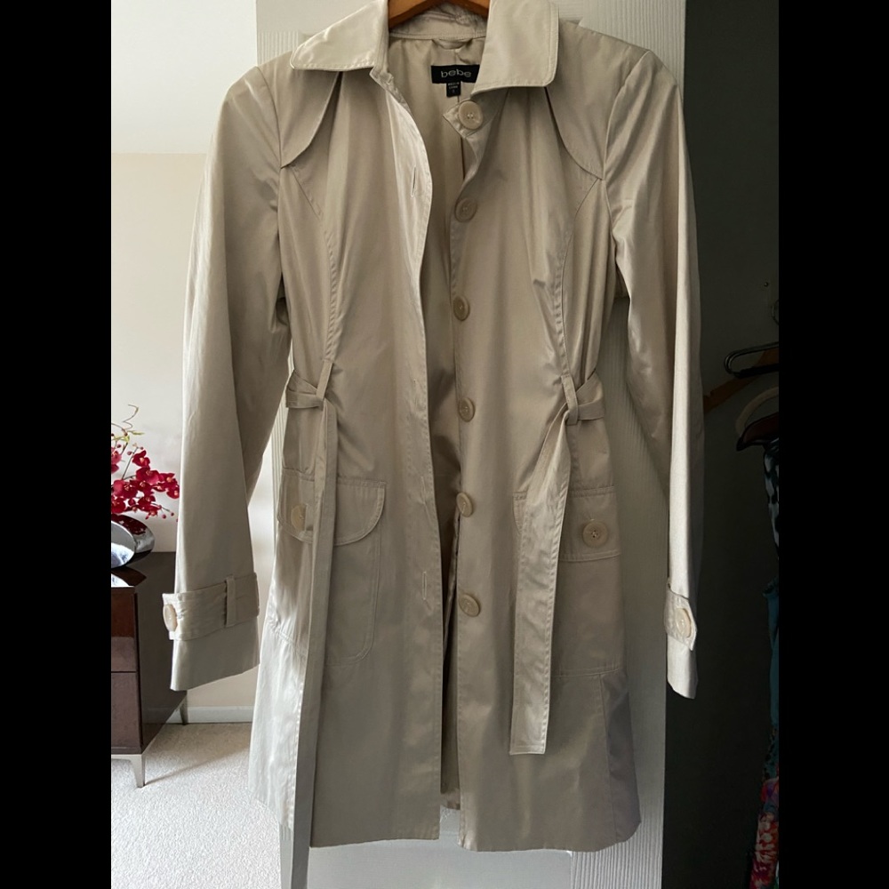 Women’s BEBE trench coat- size S. Never worn !